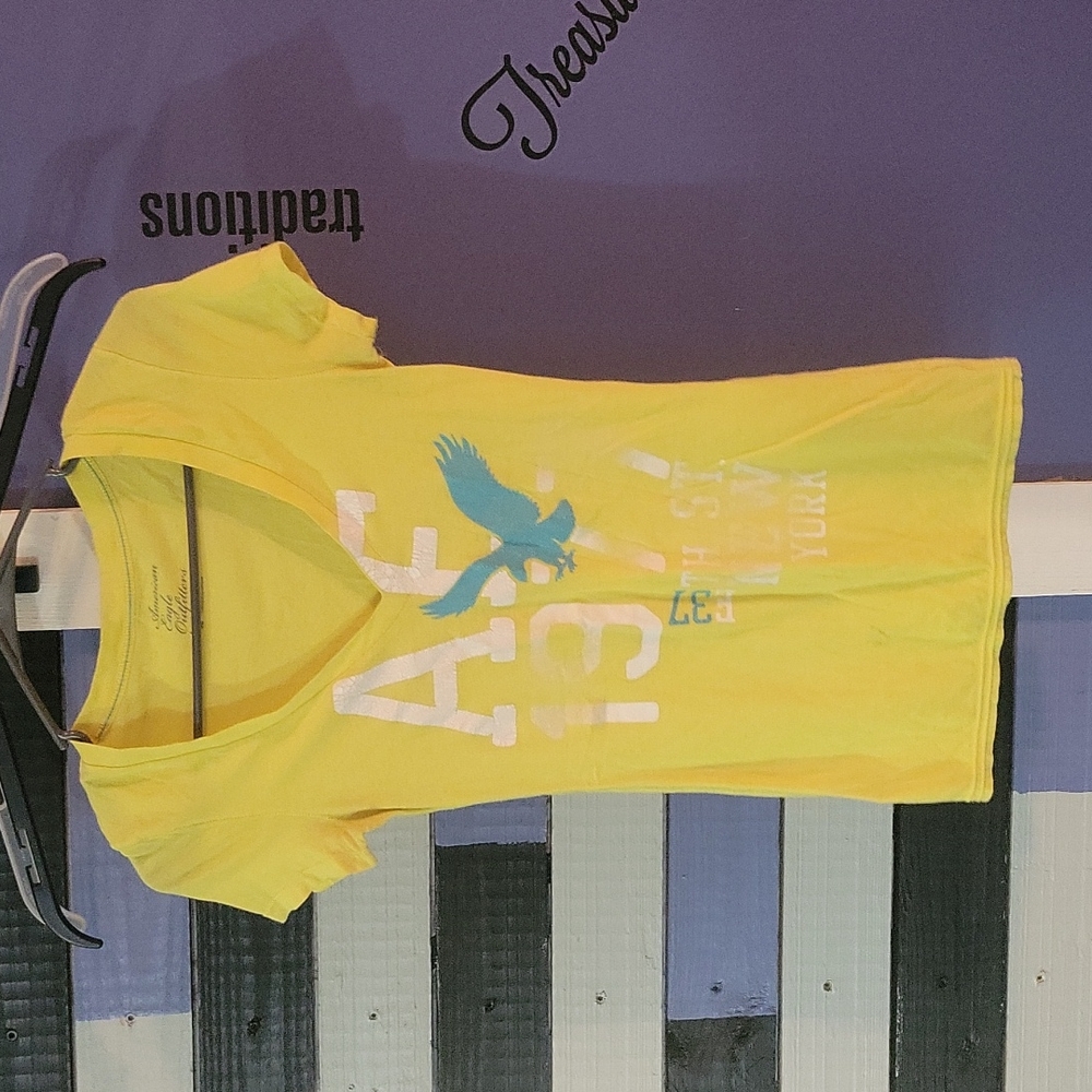 XS American Eagle V-neck shirt
